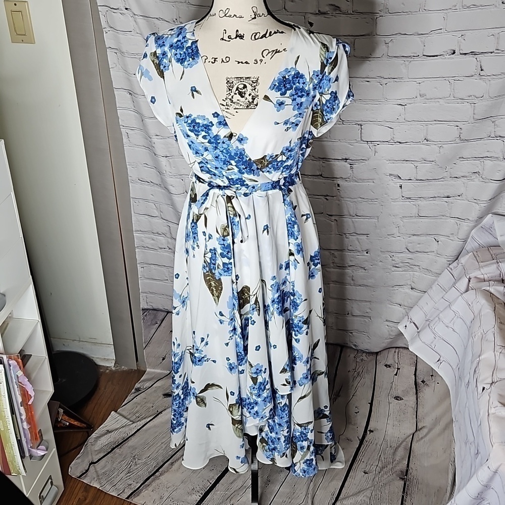 Lulu's French Countryside White Floral Print High-Low Dress Size Medium NWT